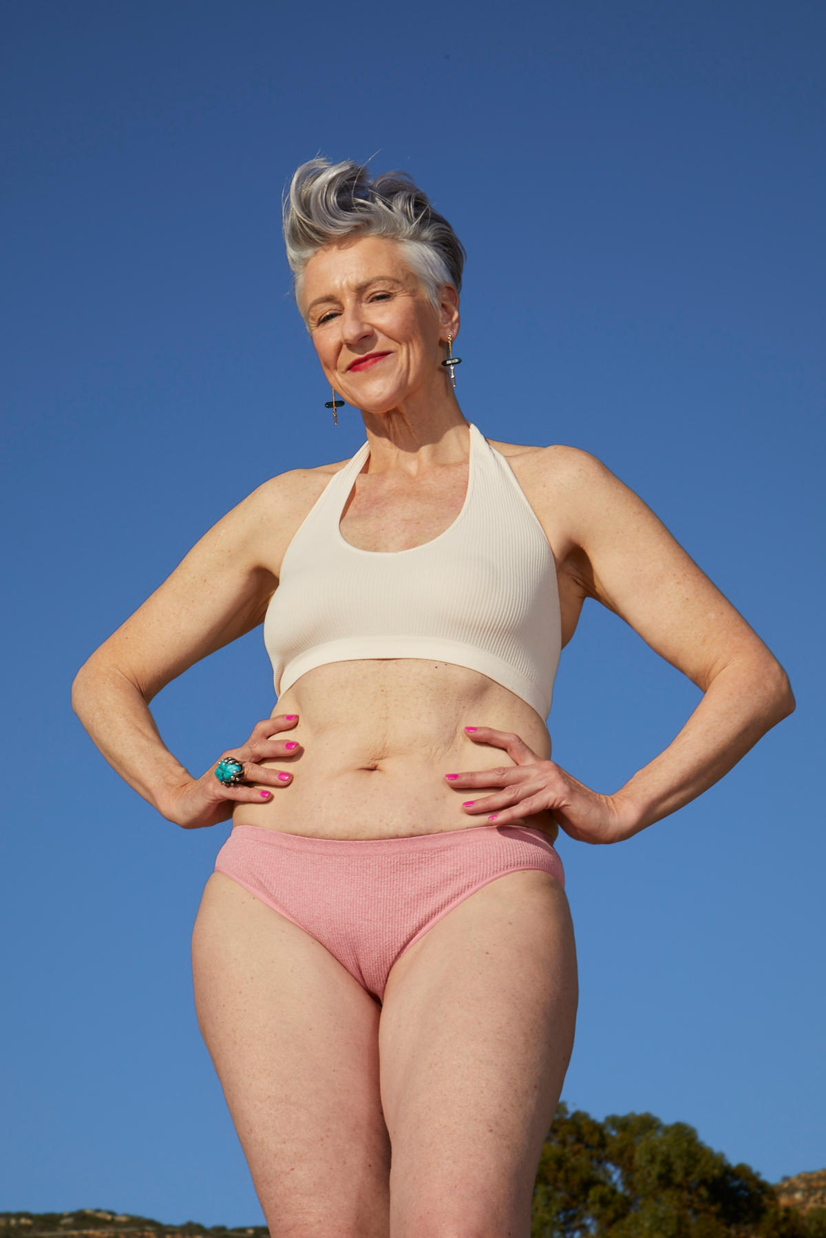 Mid-60er Dame posiert in Unterwäsche