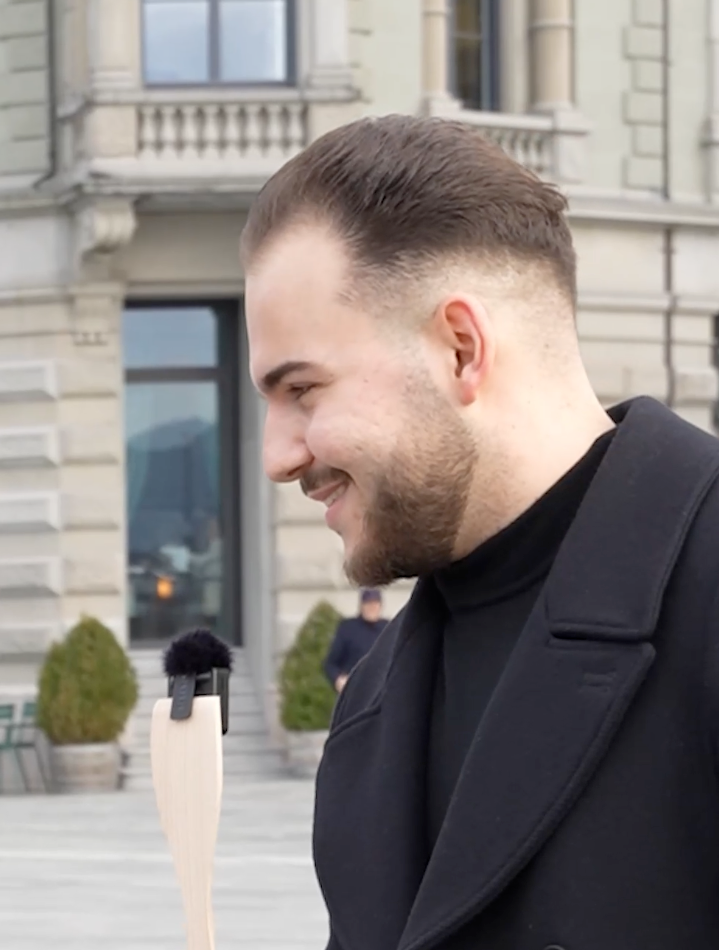 Influencer Luca di Felice mit Kellen-Mikrofon